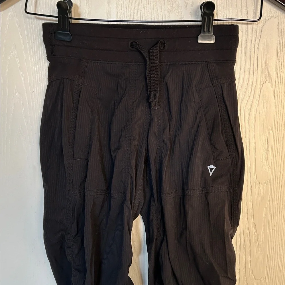 Ivivva Black Unlined Studio Exercise Pants - Picture 2 of 5